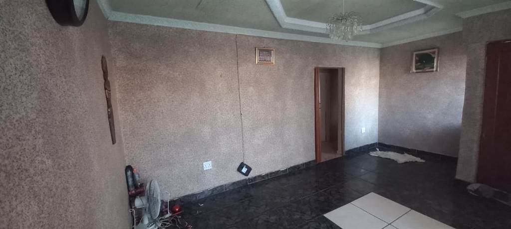 3 Bed House in Kwaguqa photo number 8