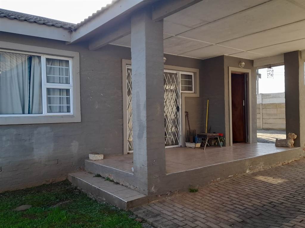 3 Bed Townhouse in Retief photo number 1