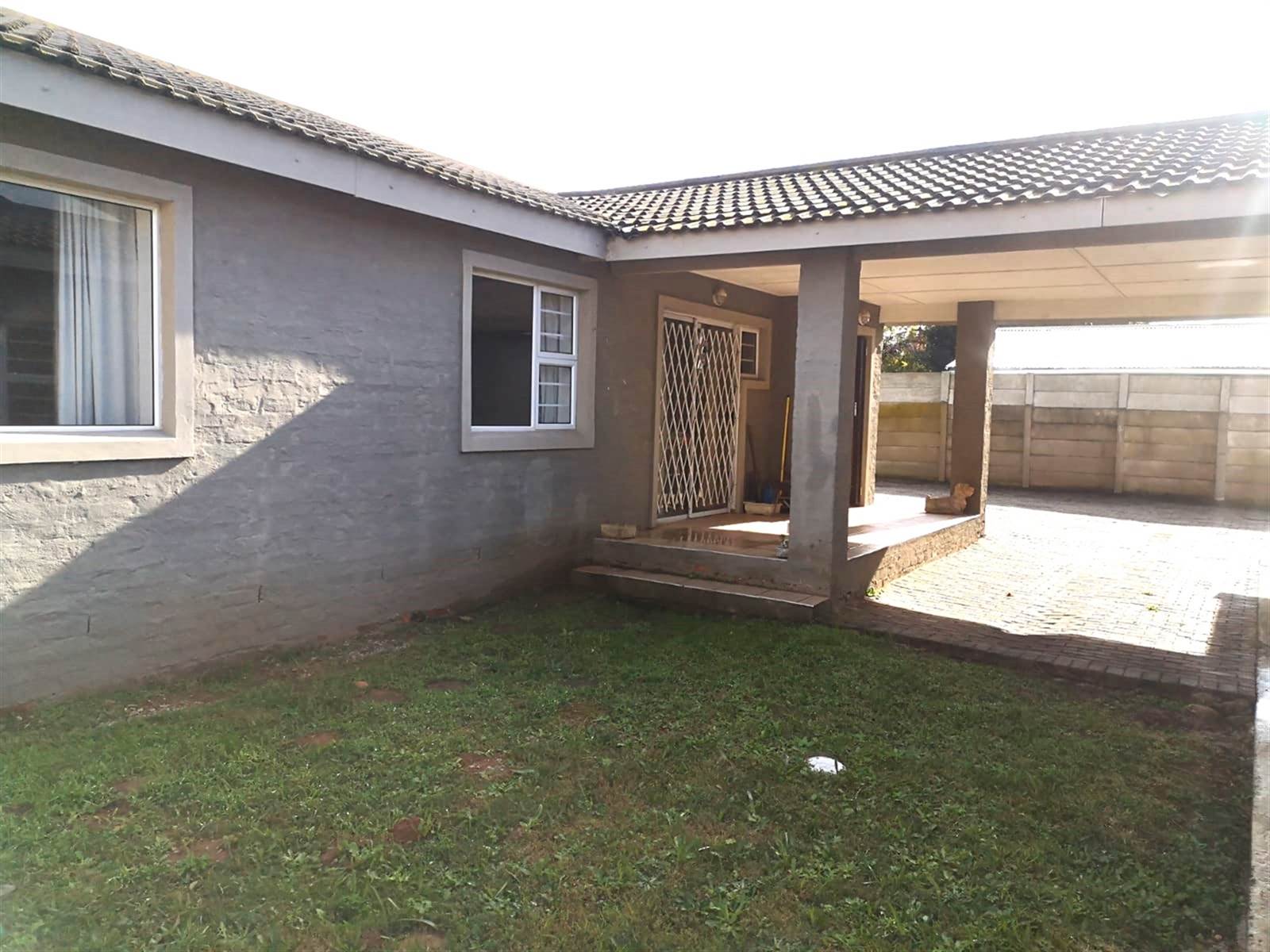 3 Bed Townhouse in Retief photo number 2