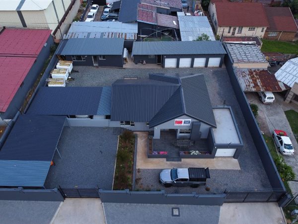 350  m² Commercial space in Alberton