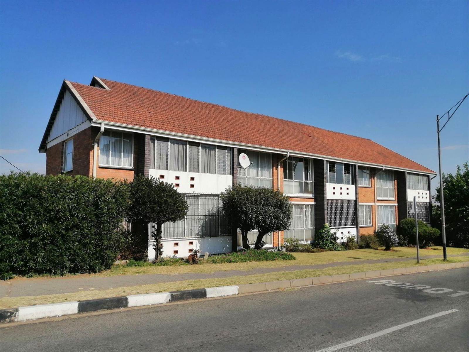 3 Bed Apartment in Rosettenville photo number 1