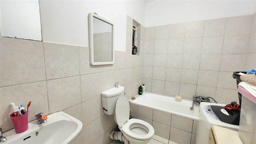 2 Bed Apartment in Rome photo number 6