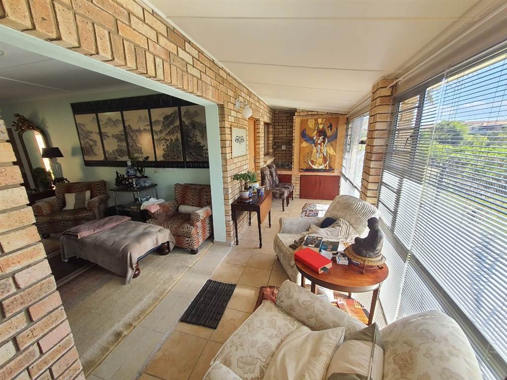 3 Bed Townhouse in Jeffreys Bay photo number 11