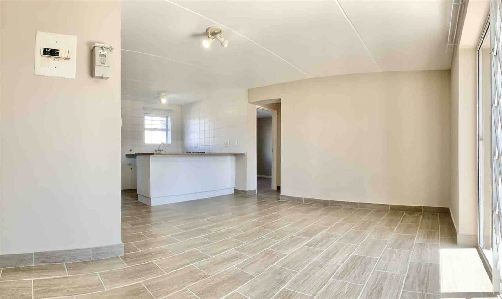 2 Bed Apartment in Vredekloof East photo number 5