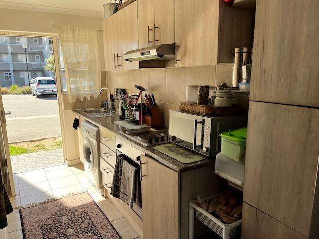 2 Bed Flat in Muizenberg photo number 5