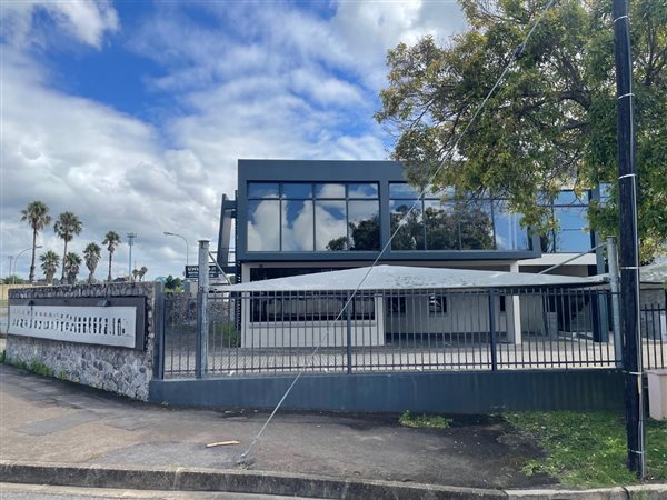 910  m² Commercial space