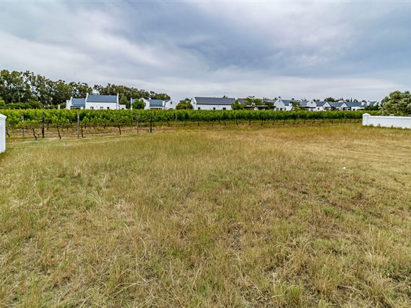 1025 m² Land available in Croydon