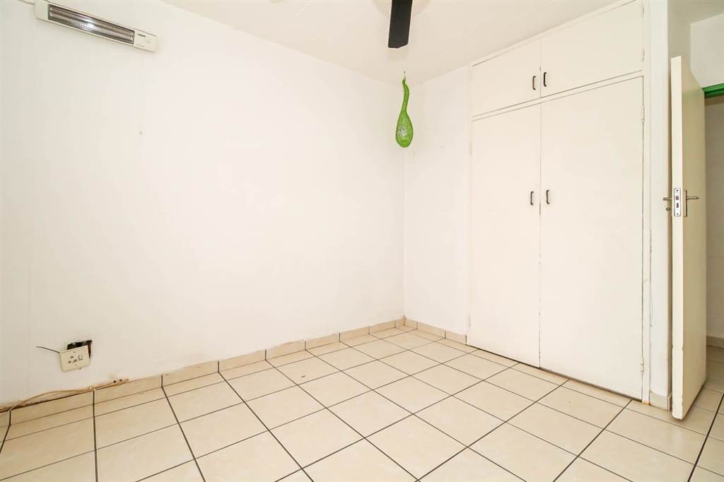 2 Bed Apartment in Sophiatown photo number 14