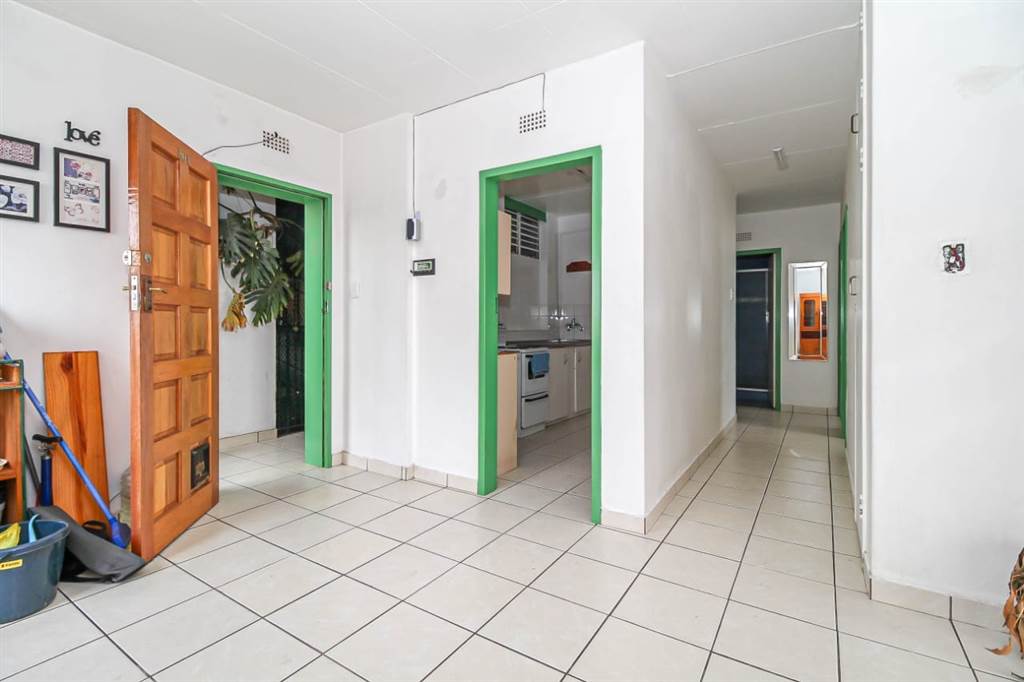 2 Bed Apartment in Sophiatown photo number 6