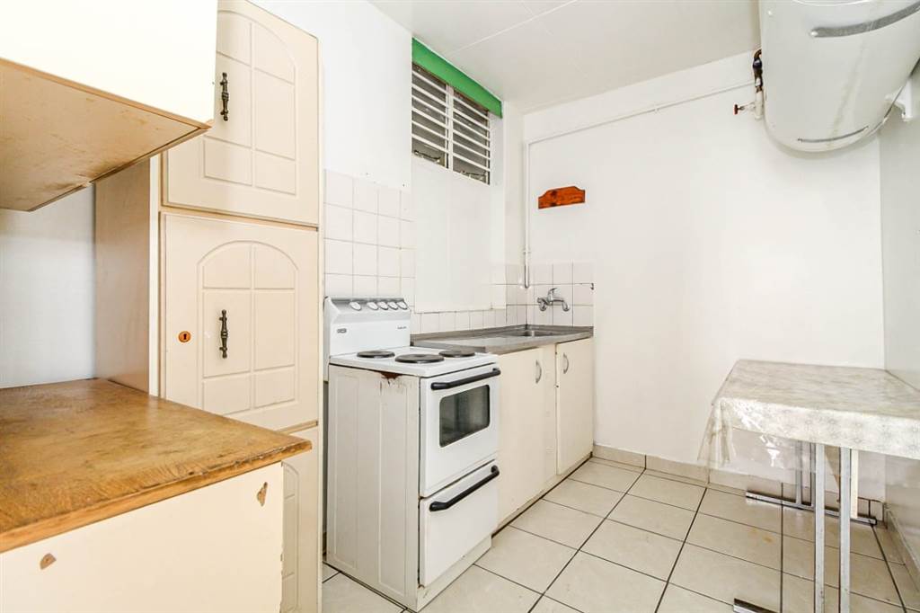 2 Bed Apartment in Sophiatown photo number 4