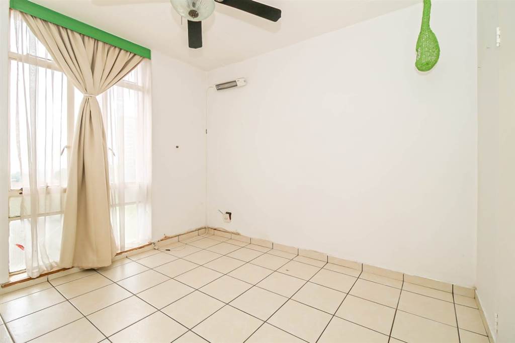 2 Bed Apartment in Sophiatown photo number 8