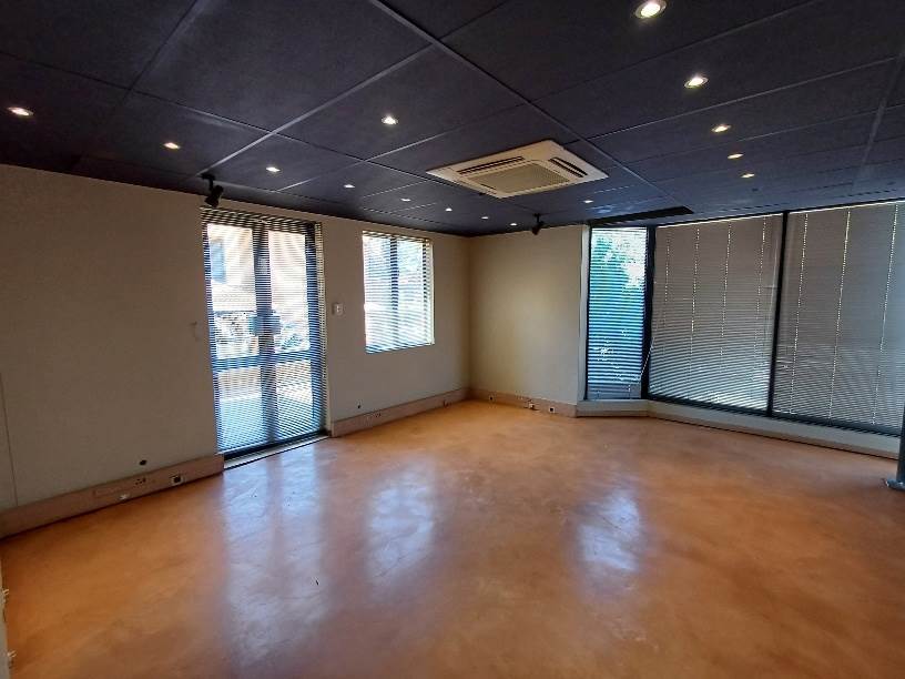 820  m² Commercial space in Die Hoewes photo number 10