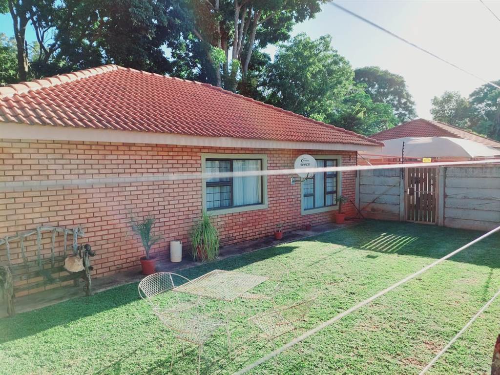 15 Bed House in Louis Trichardt photo number 12