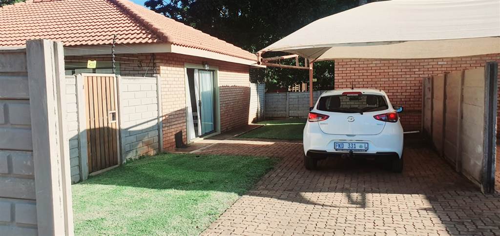 15 Bed House in Louis Trichardt photo number 11