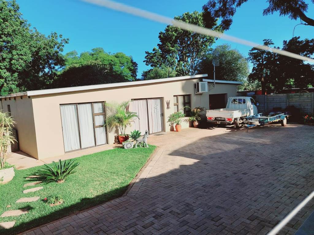 15 Bed House in Louis Trichardt photo number 18