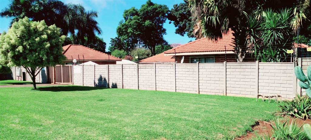 15 Bed House in Louis Trichardt photo number 1