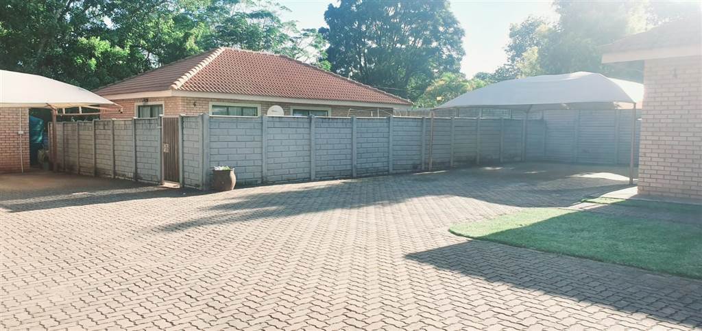 15 Bed House in Louis Trichardt photo number 17