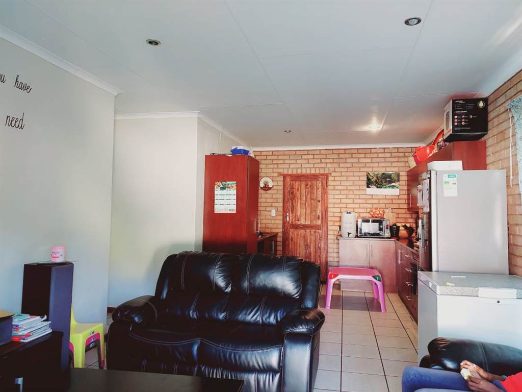 15 Bed House in Louis Trichardt photo number 5