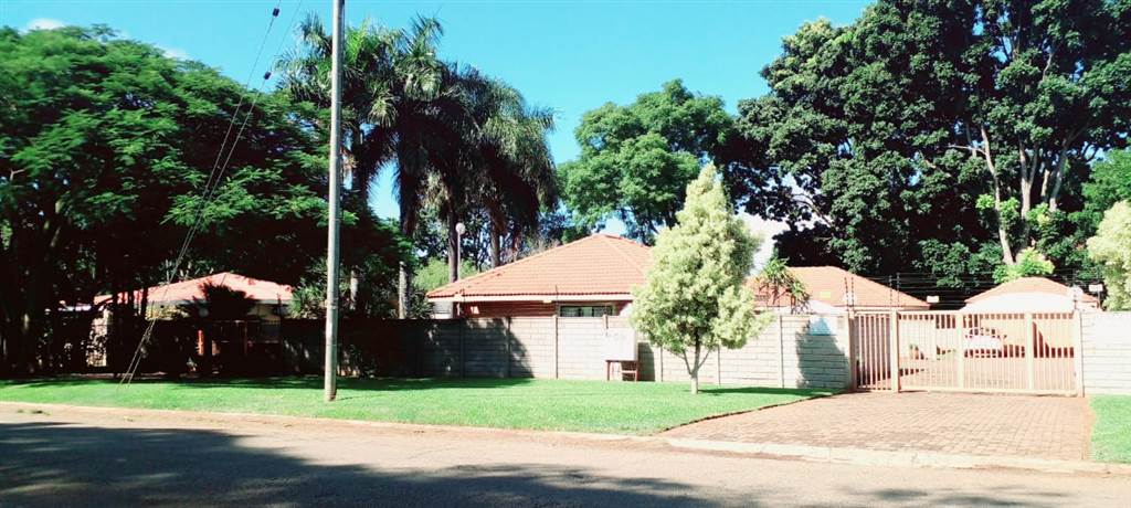 15 Bed House in Louis Trichardt photo number 3