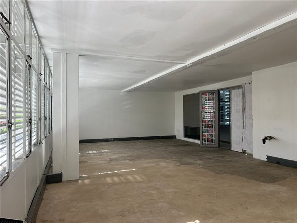 76  m² Commercial space