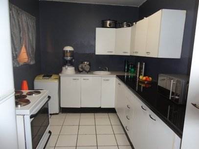 2 Bed Apartment in Port Elizabeth Central photo number 3
