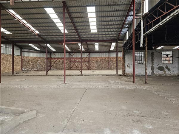 8 000  m² Industrial space