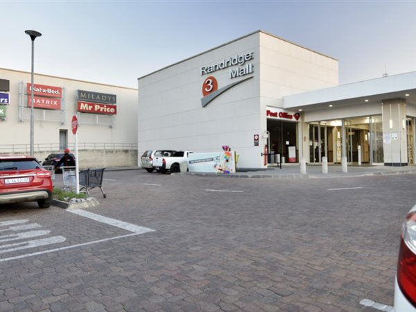 165 m² Retail Space 165 m² Retail Space