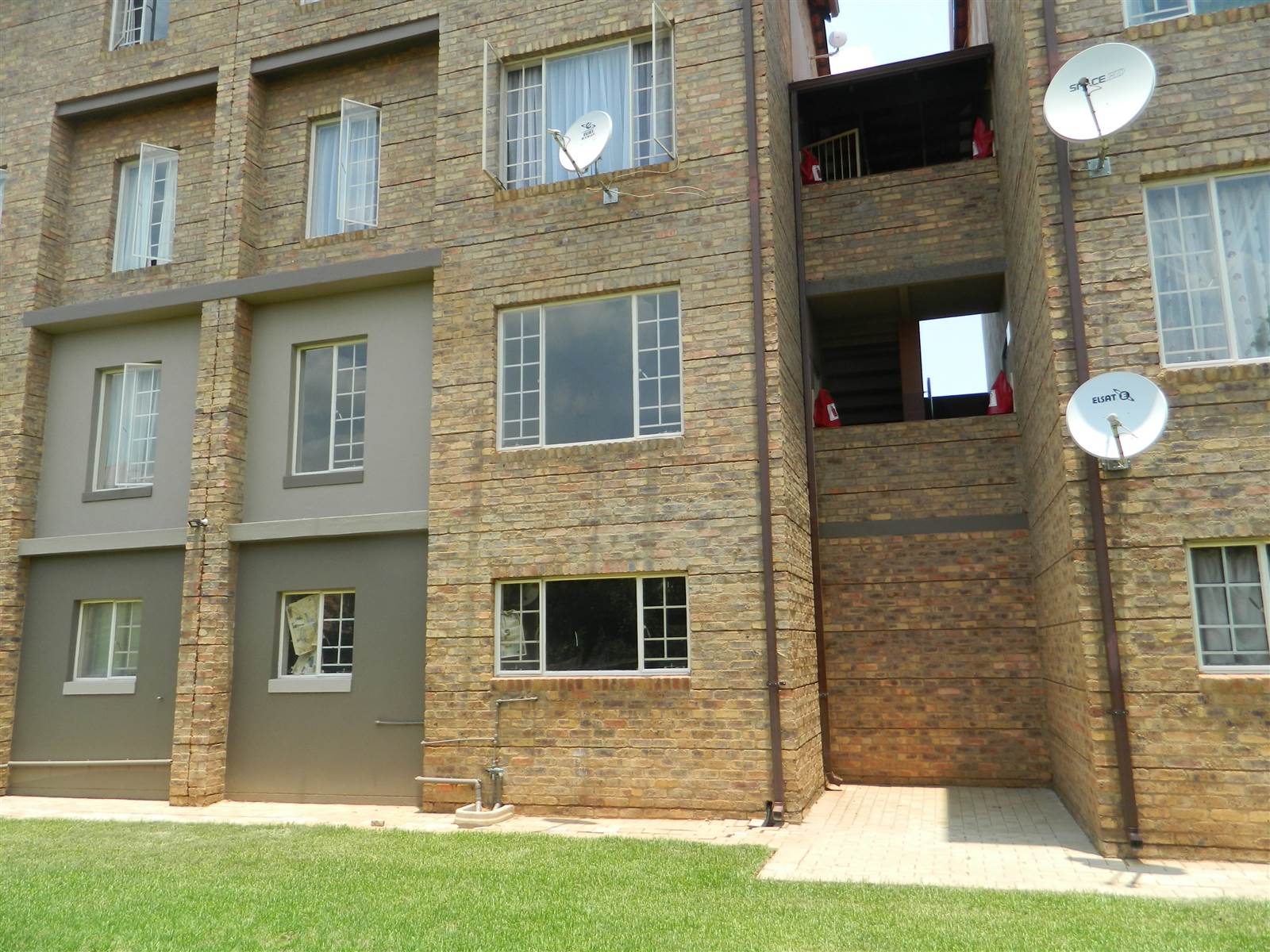 1 Bed Apartment in Hazeldean (Silverlakes Surroundings) photo number 1