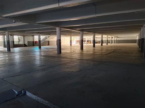 7 600  m² Industrial space