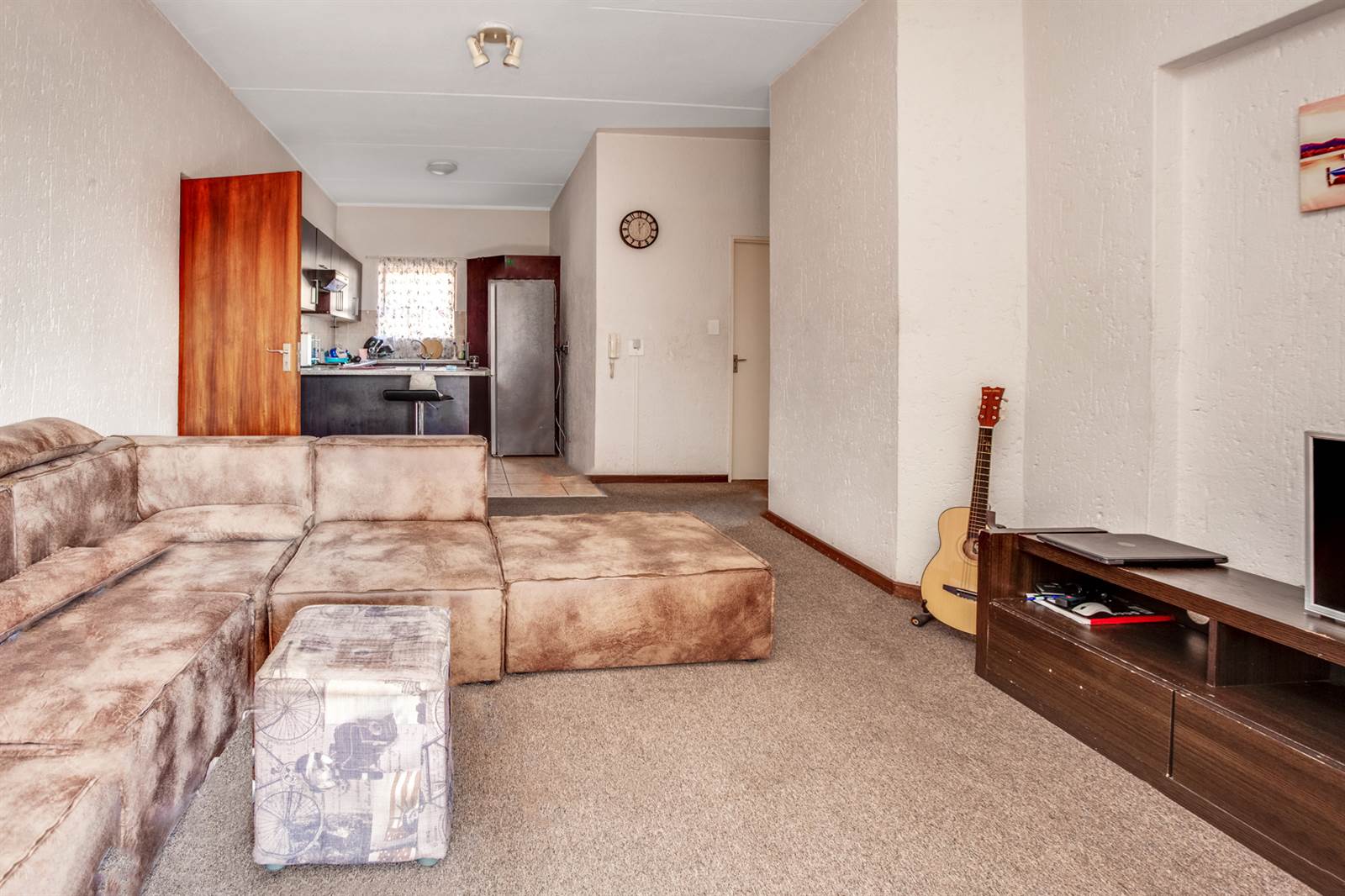 2 Bed Apartment in Paulshof photo number 2