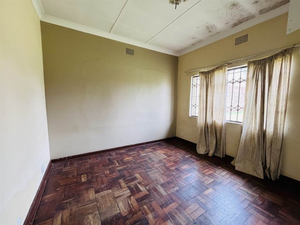4 Bed House in Kempton Park Central photo number 11