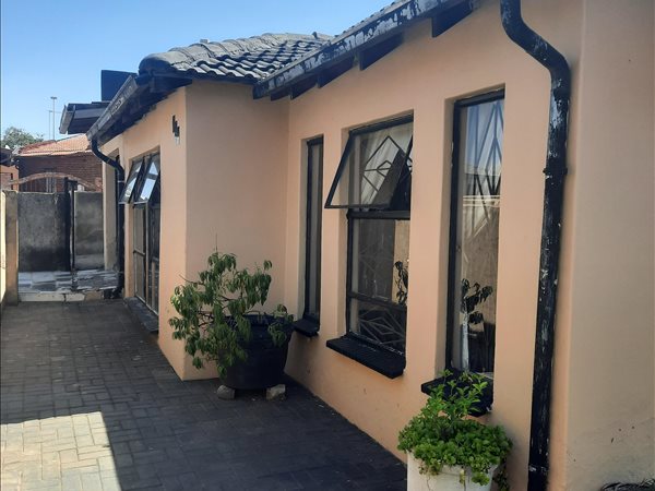 2 Bed House in Tembisa