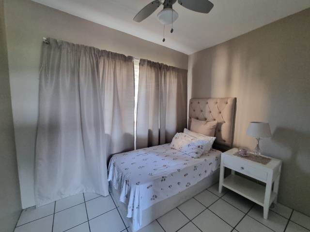 2 Bed Apartment in Amanzimtoti photo number 4