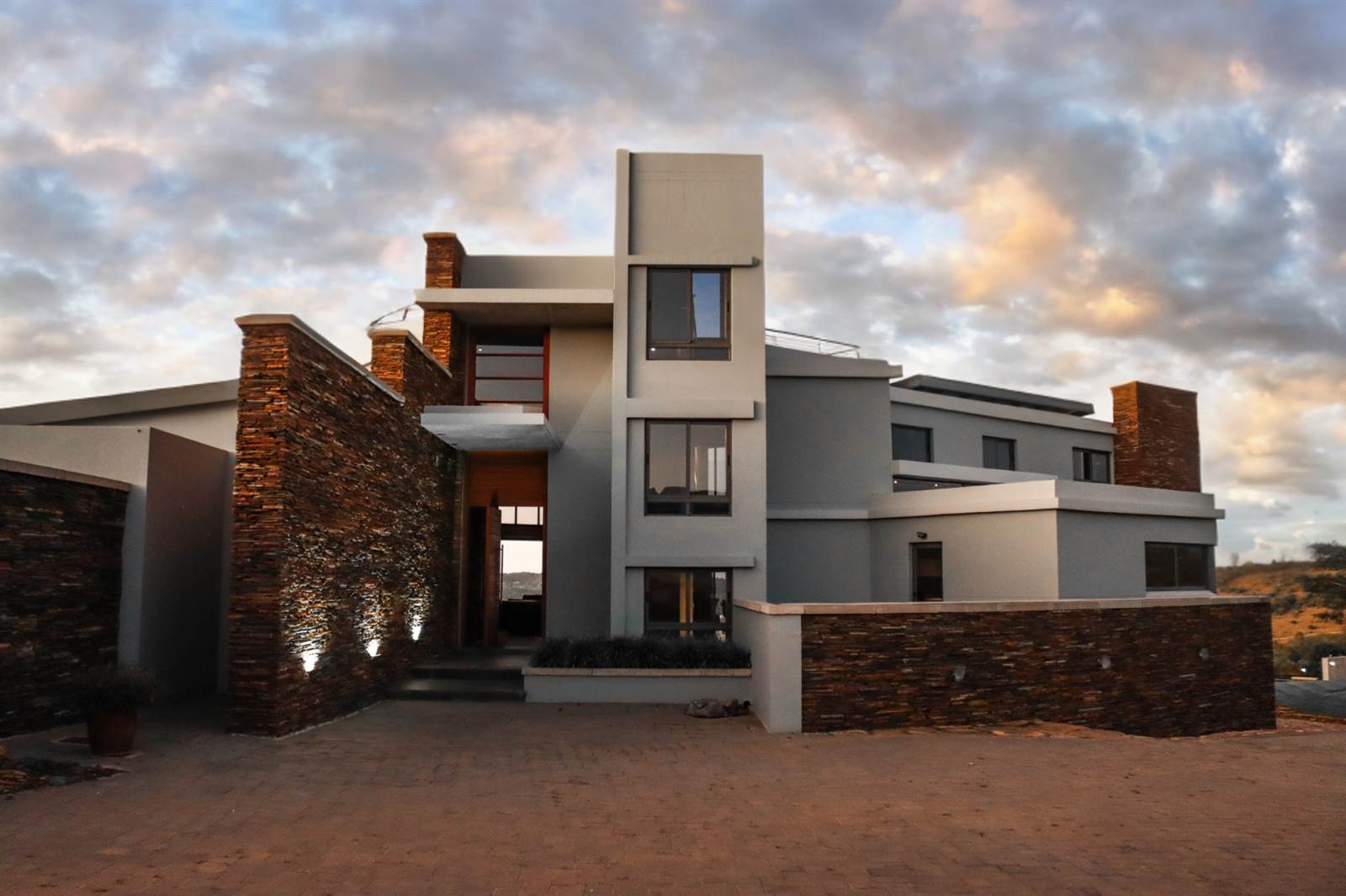 4 Bed House in Mooikloof Heights photo number 2