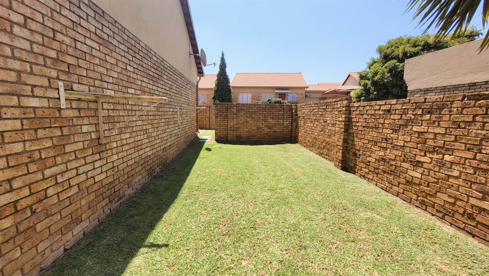 2 Bed Townhouse in Rooihuiskraal North photo number 3