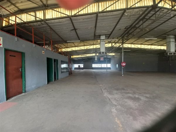 875  m² Commercial space