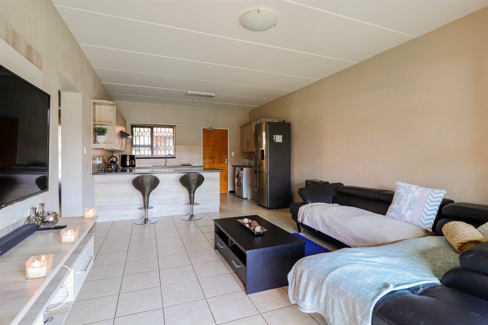 2 Bed Townhouse in Wilgeheuwel photo number 2