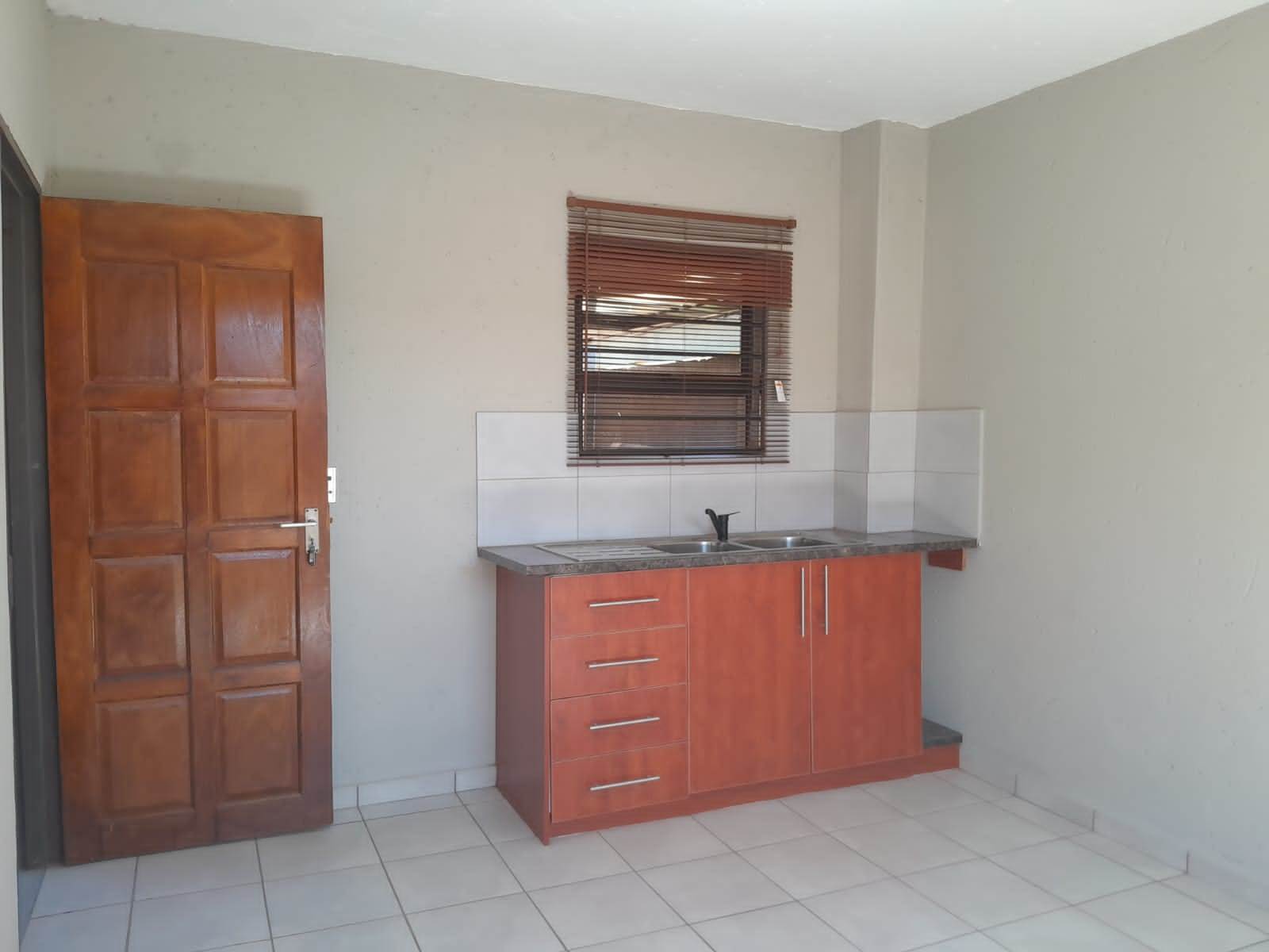 1 Bed Apartment in Protea Glen photo number 4