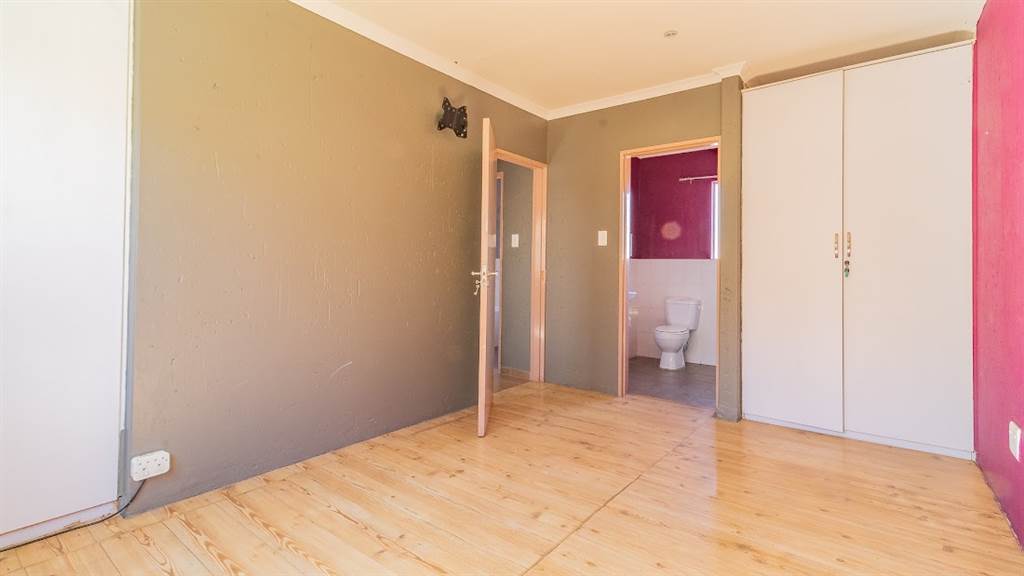 2 Bed Duplex in Greenstone Hill photo number 8