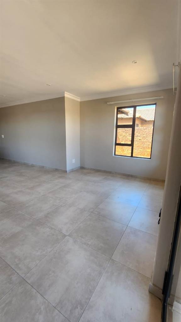 3 Bed Townhouse in Secunda photo number 8