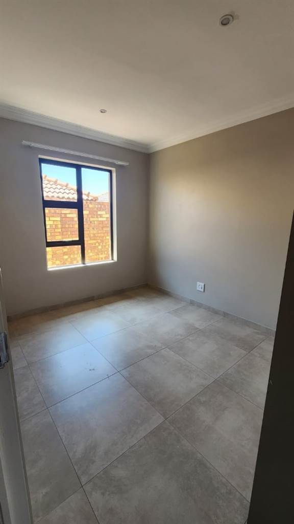 3 Bed Townhouse in Secunda photo number 9