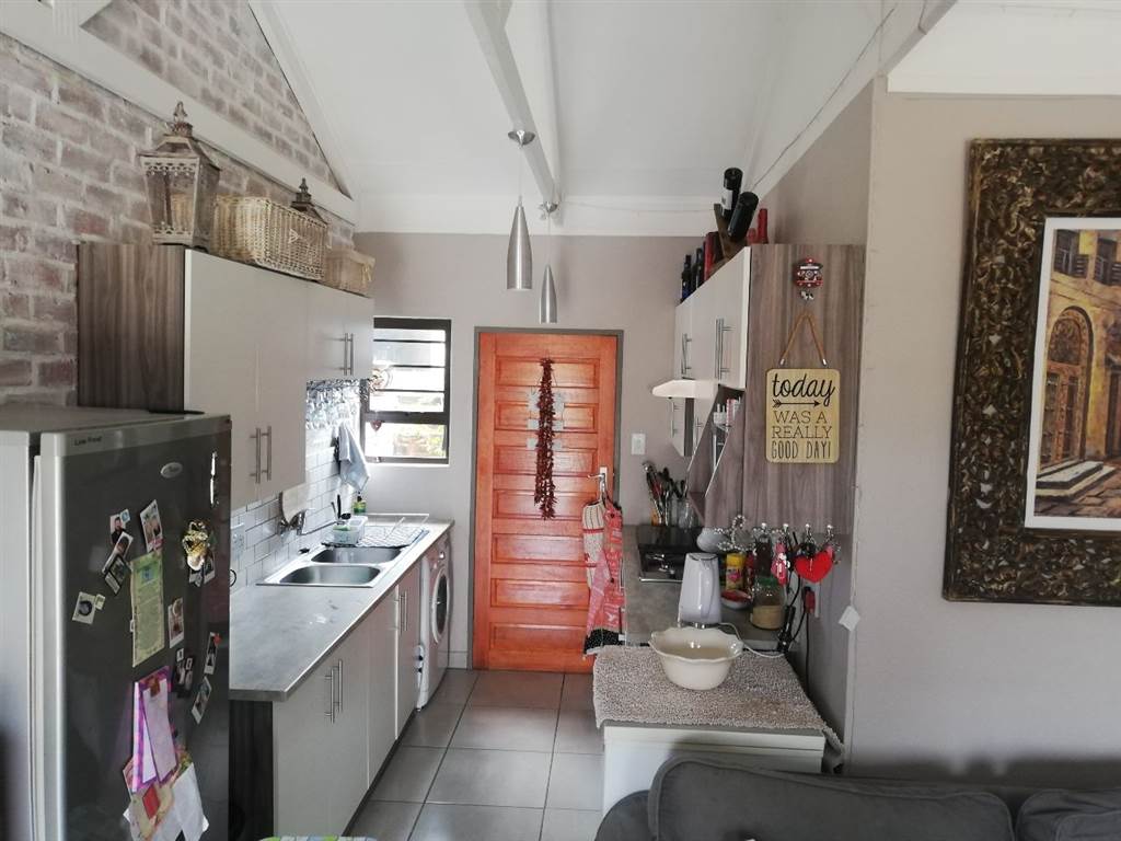 2 Bed Townhouse in Potchefstroom Central photo number 2