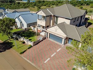 6 Bed House in Rietvlei Heights Country Estate