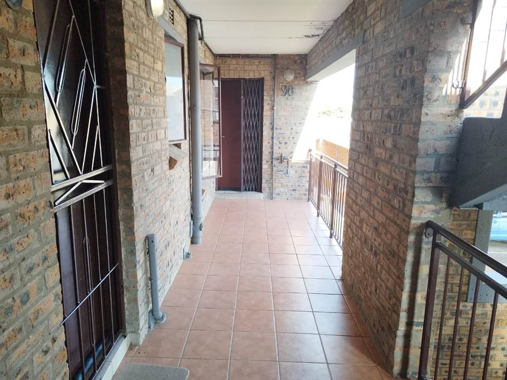 2 Bed Apartment in Chloorkop photo number 18