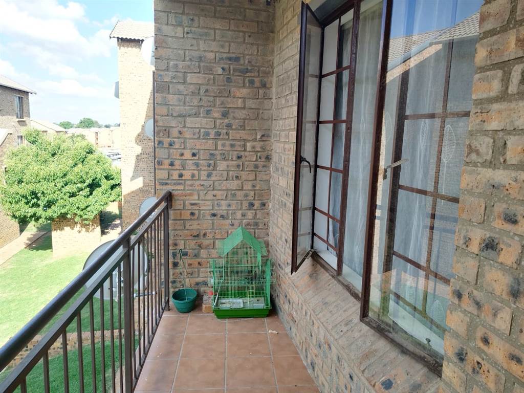 2 Bed Apartment in Chloorkop photo number 16