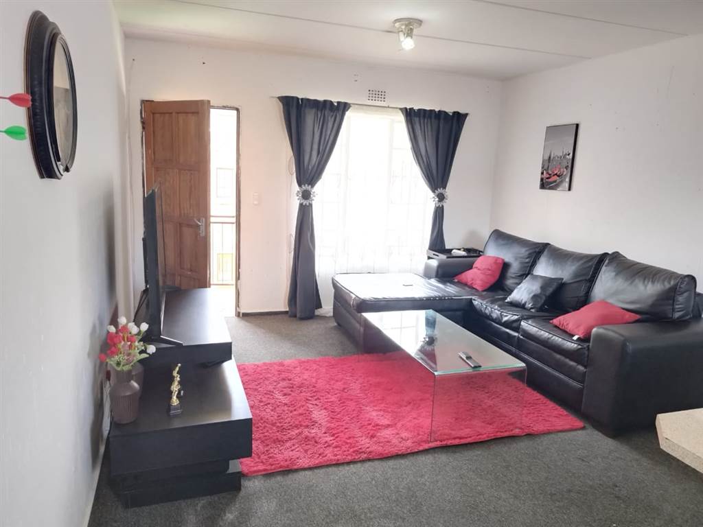 2 Bed Apartment in Chloorkop photo number 9