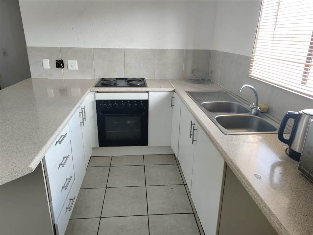 2 Bed Apartment in Chloorkop photo number 8