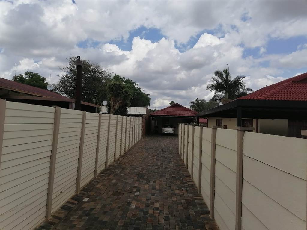 1 Bed House in Pretoria North photo number 2