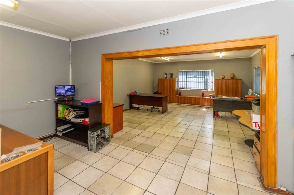 339  m² Commercial space in Witbank Central photo number 2