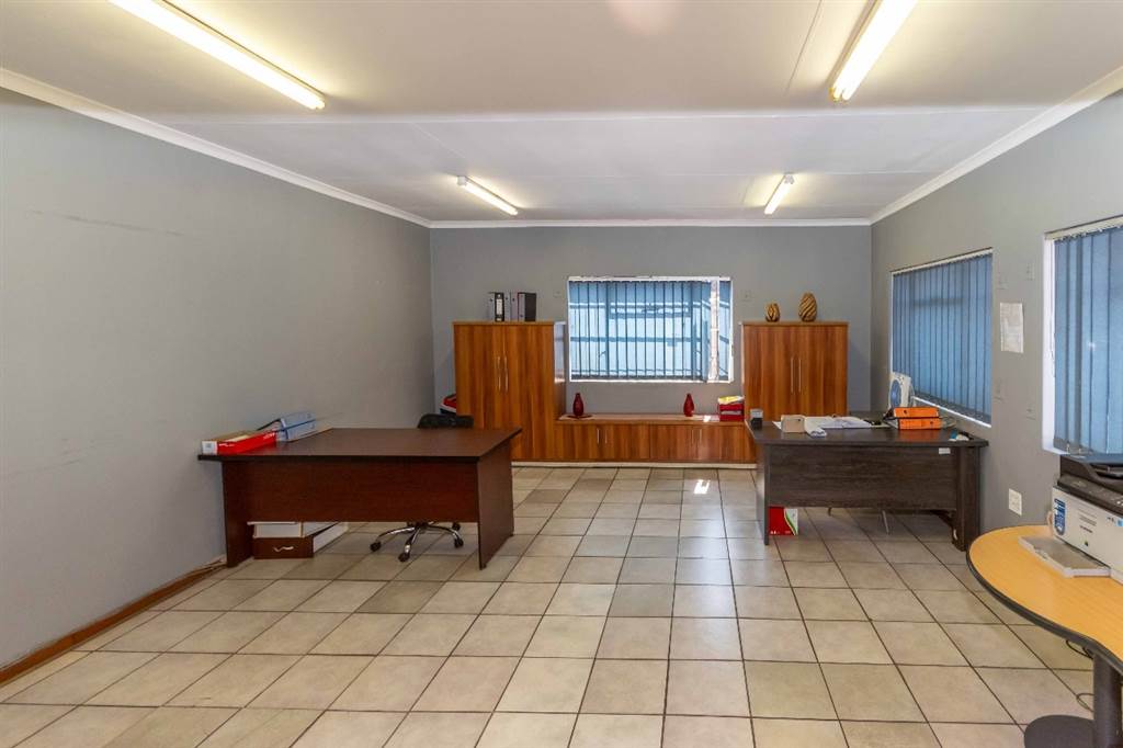 339  m² Commercial space in Witbank Central photo number 6